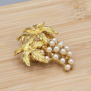 Gold Tone Grape Leaf Cluster Brooch Imitation Pearls Vintage Jewelry 2 Inch Pin